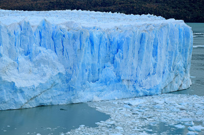 阿根廷巴塔哥尼亚El Calafate的Los Glaciares国家公园里的佩里托·莫雷诺冰川惊人