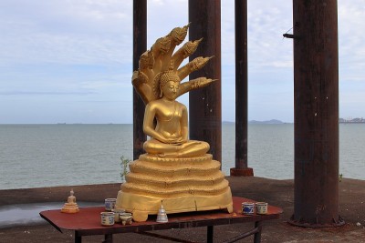 这是一座从未完工且被遗弃的泰国寺庙，有一座金色的佛像