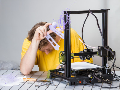 男人在用3D打印机打架
