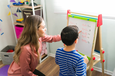 一个白人家教给一个小学生上数学课