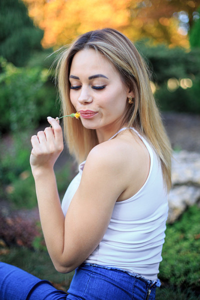 一个手里拿着一朵黄花的年轻女子的肖像