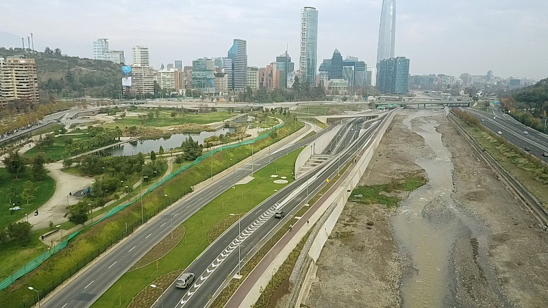 鸟瞰图的一个公园，湖泊，河流和城市在圣地亚哥，智利