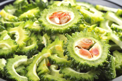 一片苦瓜或苦瓜。切成片的苦瓜或苦瓜的特写