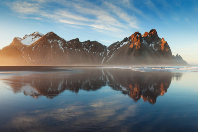冰岛东南部Stokksnes海角的黑沙滩，有Vestrahorn(蝙蝠侠山)。色彩缤纷的夏日早晨，欧