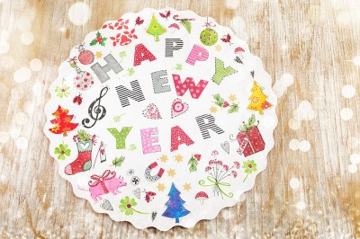 剪纸制成的新年装饰品