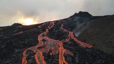 冰岛火山喷发鸟瞰图