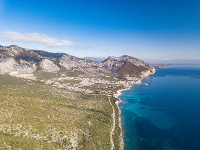 鸟瞰图cala gonone海岸，美丽的景观与落基山脉