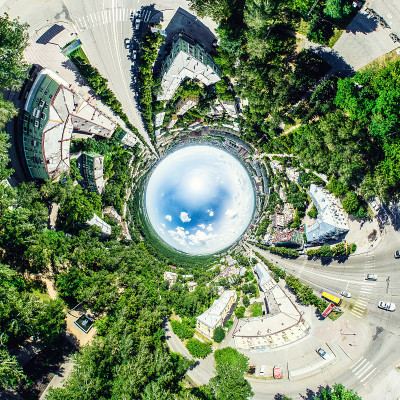 空中城市景观十字路口和道路，房屋，建筑物，公园和停车场。阳光明媚的夏日全景图