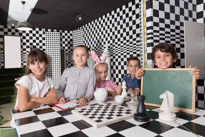 孩子们在象棋探索室玩耍的肖像
