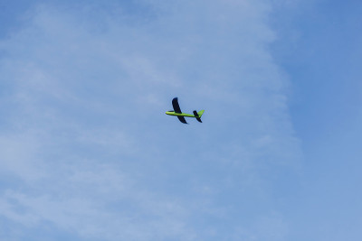 小飞机在天空
