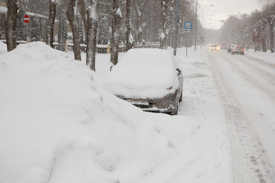 冰雪覆盖的车