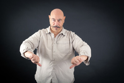 英俊的男人在不同的衣服做不同的表情