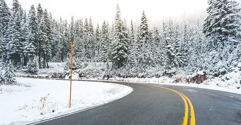 风景优美的公路上覆盖着皑皑白雪。