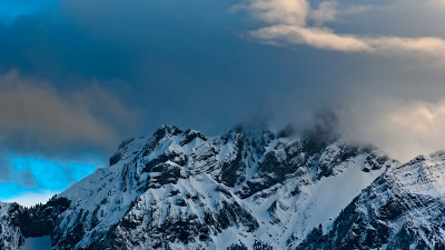 皮拉图斯山多云山顶，冬天下雪