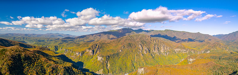 松京位于日本著名的北海道大铁山脚下。顺京是一个美丽的山谷，是北海道东部地区最好的景点之一。