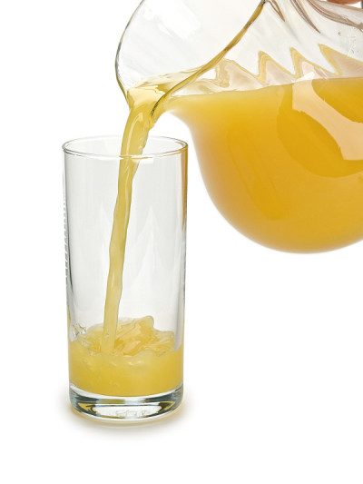 用橙汁灌满玻璃杯