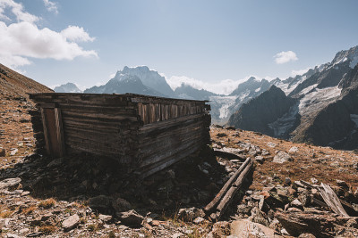 山上的老木屋。攀岩者的避难所。在山上极限徒步旅行。