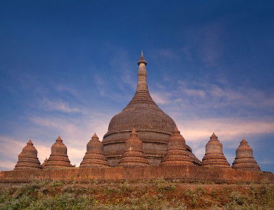 缅甸若开邦Mrauk U的Ratanabon塔