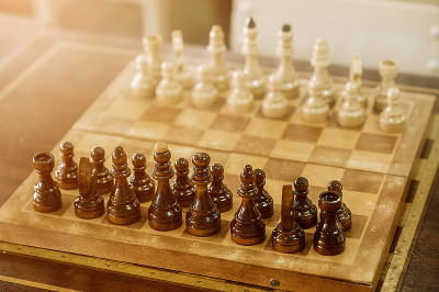 靠近棋盘
