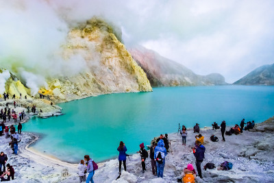 印度尼西亚东爪哇卡瓦伊真。2019年7月28日，游客在伊真火山鸟瞰火山口湖和蓝色火焰。