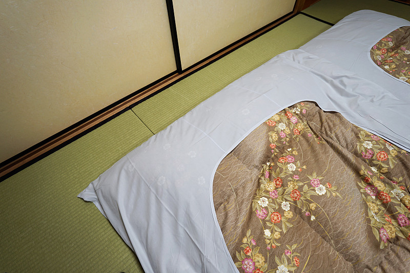 日式卧室里的榻榻米上的日式床垫(Ryokan)。