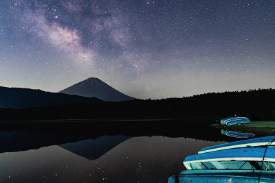 夏天湖与富士山相映成趣