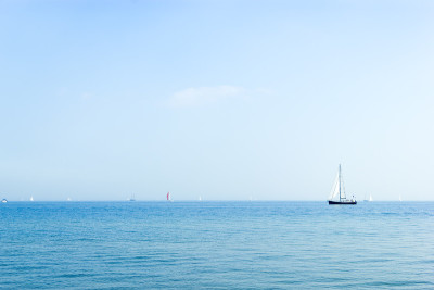 蓝天背景下帆船的海景。