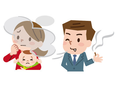 被动吸烟的概念。自私的男人在女人和婴儿旁边抽烟。