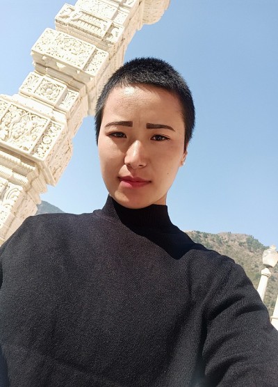 一个亚洲美女在自拍。
