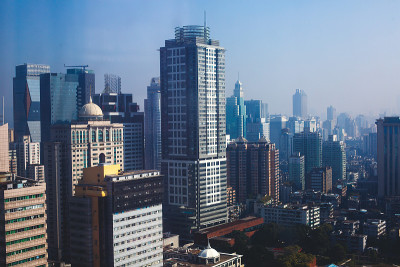 美丽的广角鸟瞰图的广州，广东，中国与天际线和风景以外的城市，从观景台