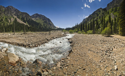 青山绿水，群山环抱