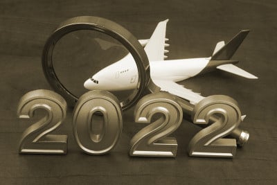 检查机票的价格。带放大镜的飞机模型，编号2022。