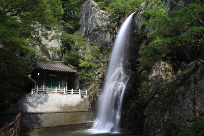 山间瀑布