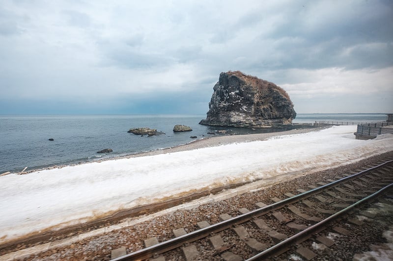 从札幌到日本北海道小樽的火车窗口可以看到冬天下雪的海景