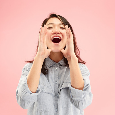 孤立的粉红女郎随便在演播室大喊大叫