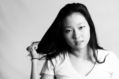 年轻女子在扯她的头发