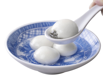 俯视图大汤圆元宵在一个碗孤立在白色背景