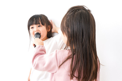女孩们唱歌