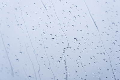 雨落在一号窗户上