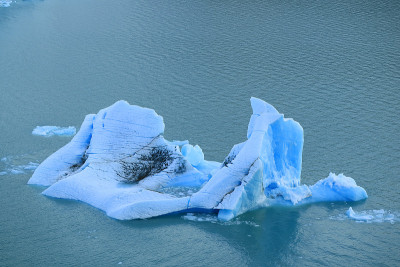 漂浮在阿根廷湖上的冰山，莫雷诺冰川，Los Glaciares国家公园，El Calafate，巴塔