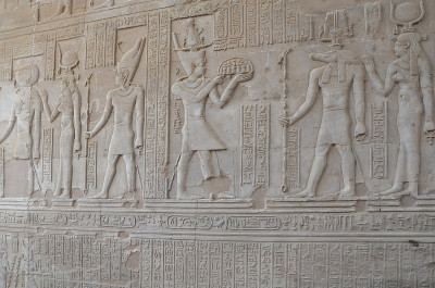Kom ombo神庙墙上的雕刻和象形文字。