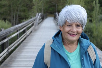 留着短发的少数民族年长妇女在户外散步
