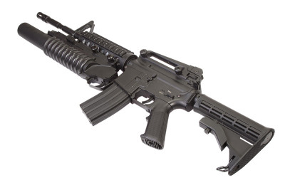 M4A1卡宾枪装备一个M203榴弹发射器