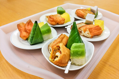 马来西亚餐盘上的蛋糕夫人