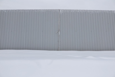 铁门被雪扫过