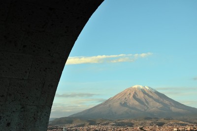 城市上空的火山