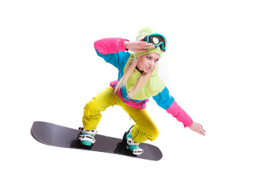 美丽的年轻女子在滑雪服和滑雪眼镜骑滑雪板