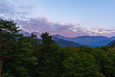 白波山在日出时染红