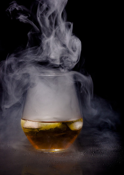 威士忌酒和烟
