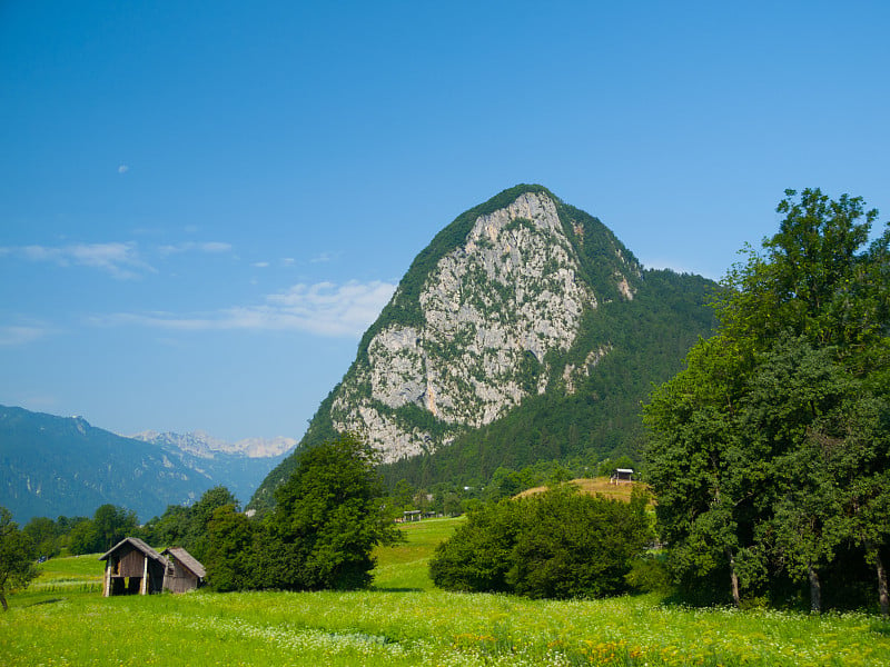 博欣湖附近的石灰岩山